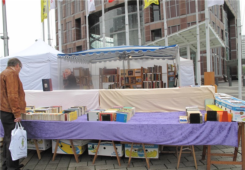 برپایی بازار کتاب های دست دوم در محوطه بیرونی نمایشگاه کتاب فرانکفورت