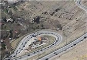 یک کشته و 9 مصدوم در حادثه ریزش سنگ و تصادف در جاده هراز - آمل
