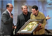 تقدیر از شهاب حسینی کارگردان فیلم سینمایی ساکن طبقه وسط
