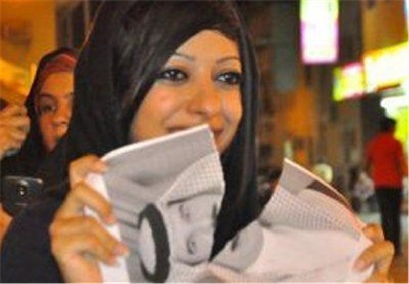 الناشطة زینب الخواجة التی مزّقت صورة حمد تنتظر حکم الملک مساء الیوم