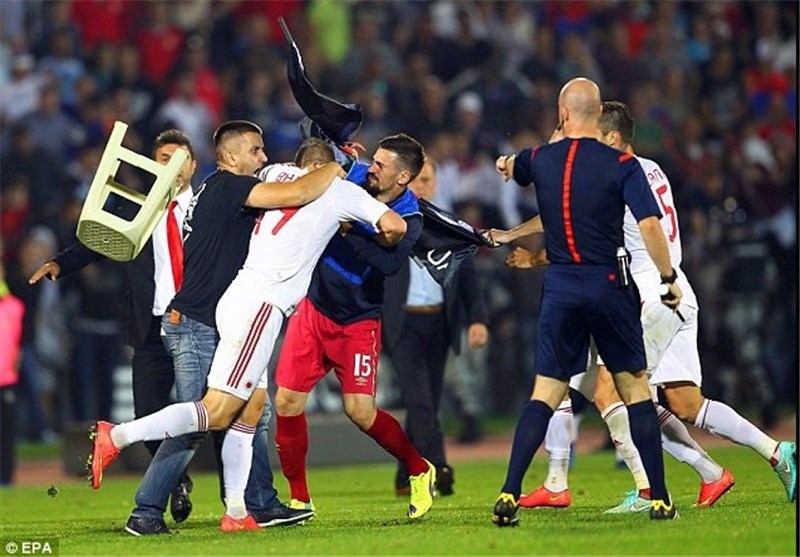 جنجال در بازی نیمه‌تمام صربستان - آلبانی بر سر پرچم کوزوو + تصاویر و فیلم