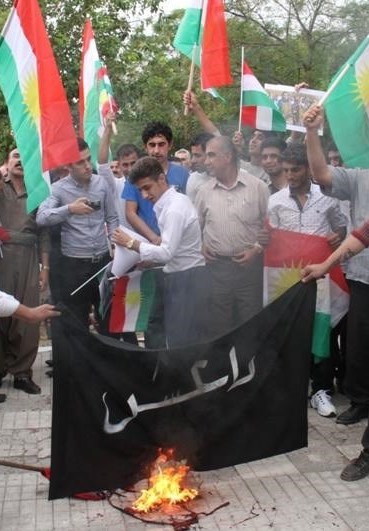 مردم کردستان عراق پرچم ترکیه و داعش را به آتش کشیدند + عکس