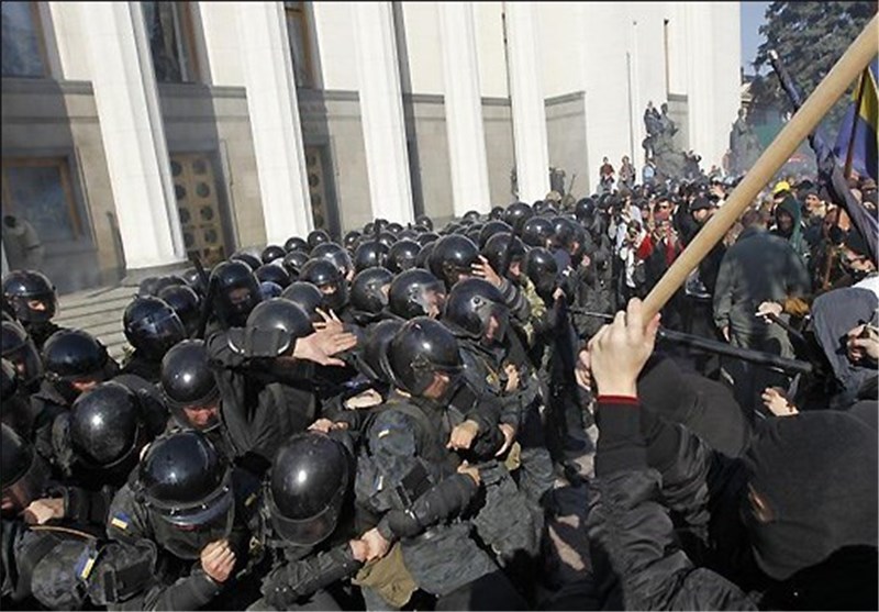 تصاویر درگیری ملی گرایان افراطی با پلیس اوکراین