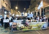 تظاهرات کنندگان خشمگین در شهر العوامیة حکم اعدام آیت الله النمر را محکوم کردند