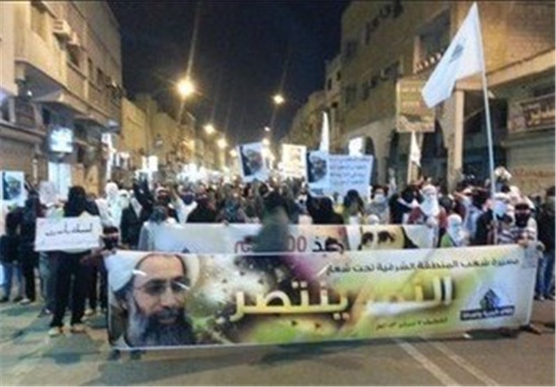 تظاهرات کنندگان خشمگین در شهر العوامیة حکم اعدام آیت الله النمر را محکوم کردند