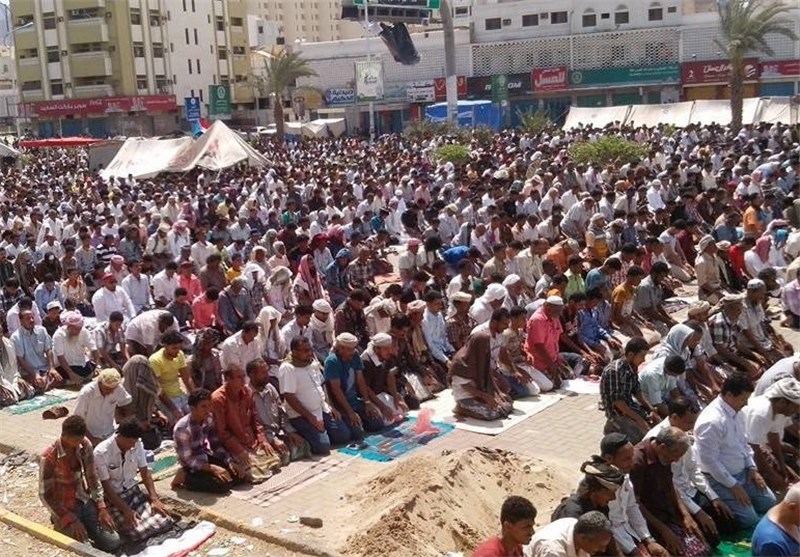ده‌ها هزار نفر در جنوب یمن نماز جمعه را برگزار کردند+تصویر