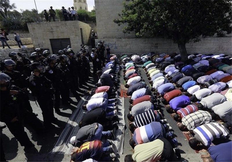 هزاران فلسطینی نماز جمعه را در خیابان های اطراف مسجد الاقصی به جا آوردند