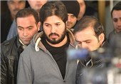پلیس ترکیه رضا ضراب را برای ادای شهادت به دادگاه می‌برد
