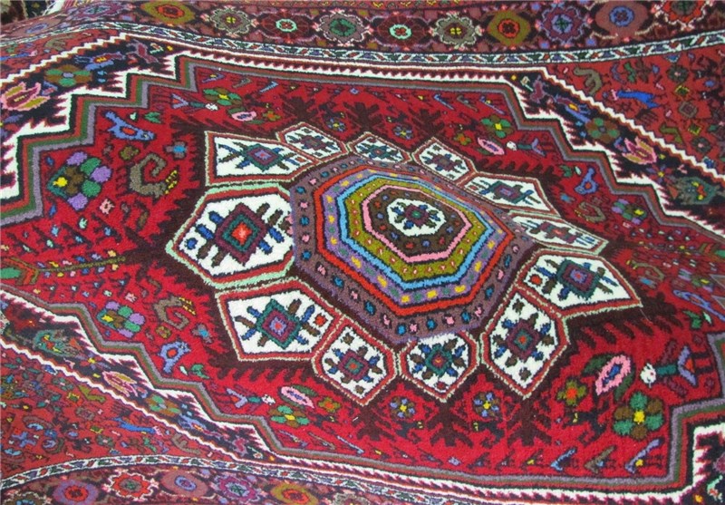 طرح‌های بومی بافت فرش در زنجان مورد استفاده قرار می‌گیرد