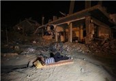خوابیدن جوان فلسطینی مقابل ویرانه‌های منزلش در جنگ غزه + عکس