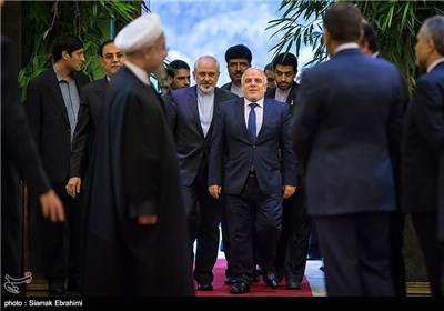 حیدر العبادی نخست وزیر عراق هنگام ورود به محل دیدار با حجت الاسلام حسن روحانی رئیس جمهور