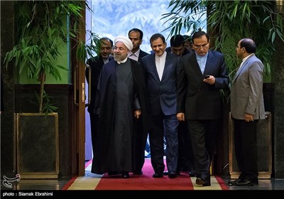 حجت الاسلام حسن روحانی رئیس جمهور هنگام ورود به محل دیدار با نخست وزیر عراق