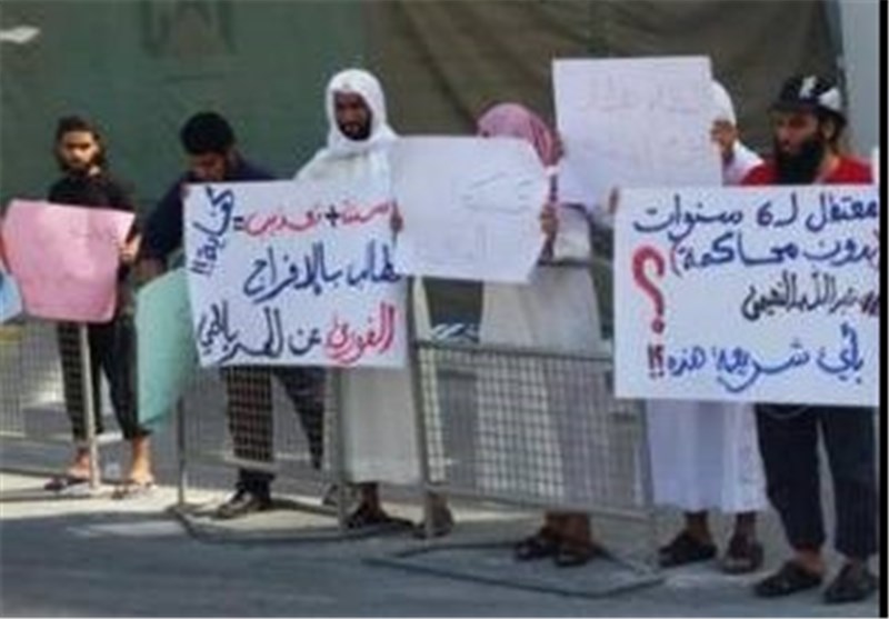 عائلة بحرینی معتقل فی السعودیة تعتصم أمام &quot;الخارجیة&quot; البحرینیة للمطالبة بالإفراج عنه