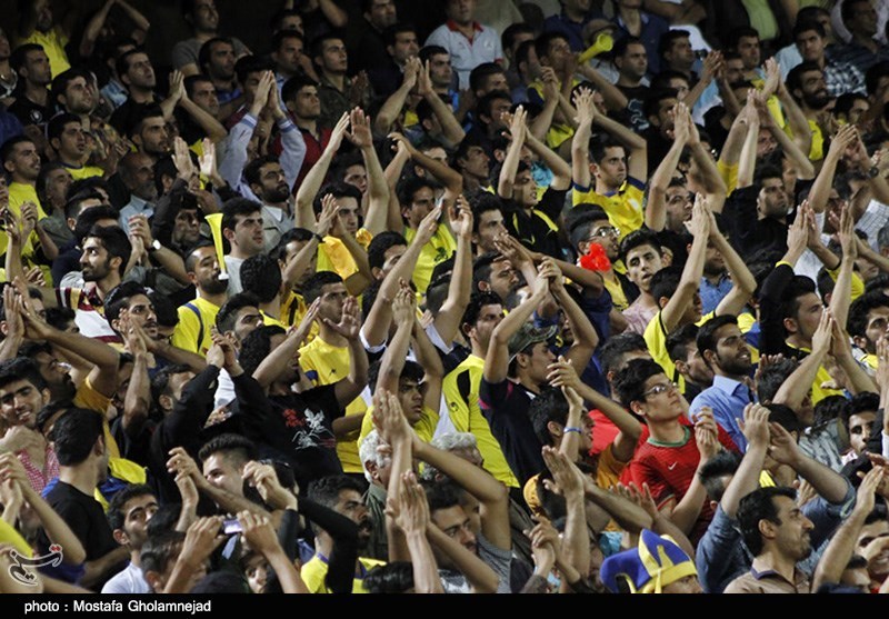خوزستان| حضور گسترده هواداران نفت مسجدسلیمان مقابل ورزشگاه شهید بهنام محمدی‌