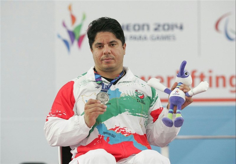 فرزین به مدال نقره وزنه‌برداری دست یافت