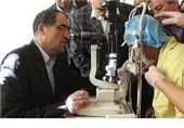 وزیر بهداشت چشم قربانی اسید پاشی را معاینه کرد
