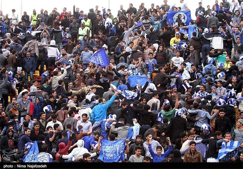 تجمع هواداران استقلال مقابل هتل و کُری خواندن پرسپولیسی‌ها