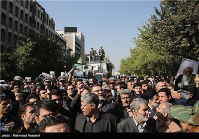 أهالی طهران یشارکون فی تشییع جثمان آیة الله محمد رضا مهدوی کنی
