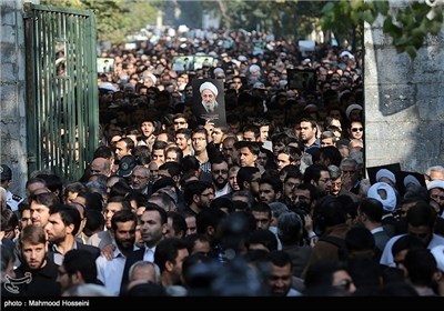 أهالی طهران یشارکون فی تشییع جثمان آیة الله محمد رضا مهدوی کنی