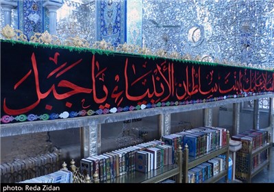 اللافتات العاشورائیة فی مقام السیدة زینب بالعاصمة السوریة دمشق