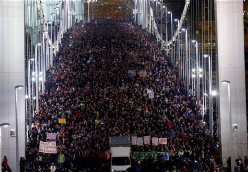 تظاهرات 100 هزار نفری مردم مجارستان در اعتراض به مالیات اینترنت