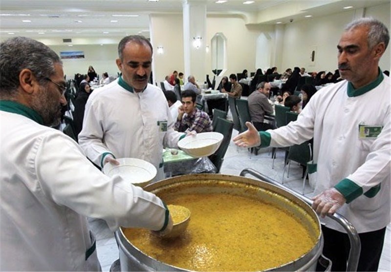 حاشیه‌نشینان مشهدمقدس از خوان پربرکت رضوی متنعم شدند