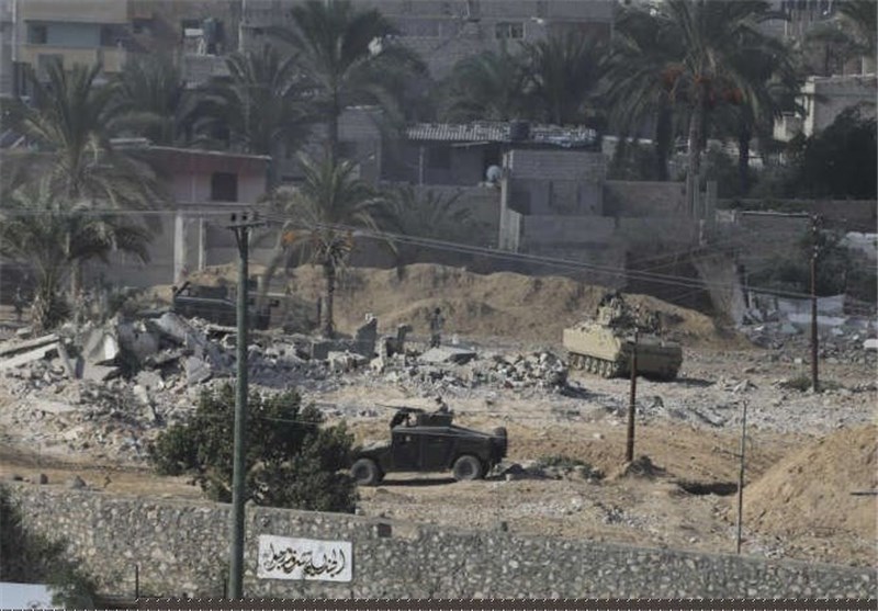 یدیعوت آحارونوت: نظامیان اسرائیلی به ارتش مصر در حمله به سینا کمک می‌کنند
