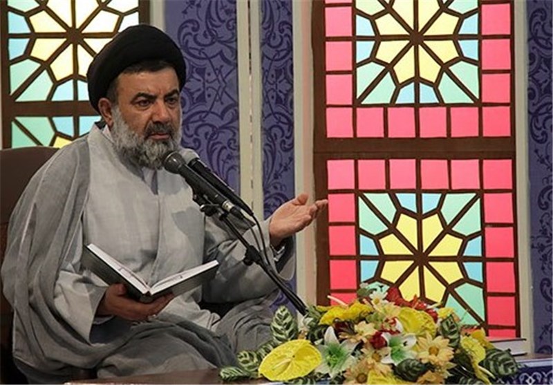 نماینده ولی‌فقیه در لرستان به خاطر 7 سال جلسات تفسیر قرآن مورد تجلیل قرار گرفت
