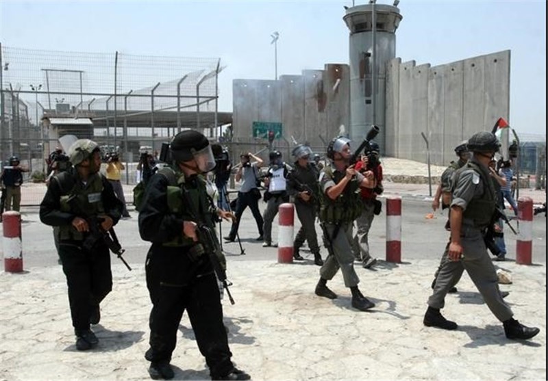 Israel Troops Arrest 14 Palestinians across West Bank