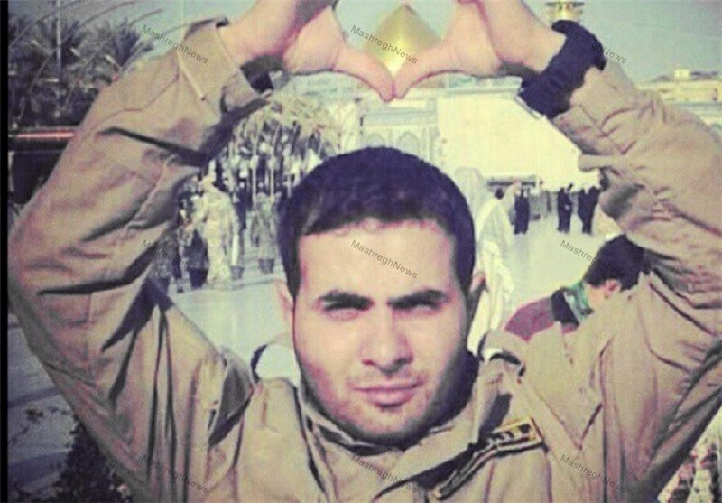 عکس؛رزمنده حزب الله در حرم سید الشهدا(ع)