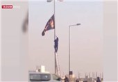 تداوم موج سرکوب بحرینی ها / پایین کشیدن پرچم‌های عاشورایی نصب شده در نزدیکی کاخ پادشاه بحرین + فیلم