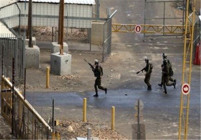 تجمع فلسطینیان در برابر زندان عوفر اسرائیل