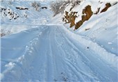 بارش برف در الیگودرز راه ارتباطی 130 روستا را قطع کرد