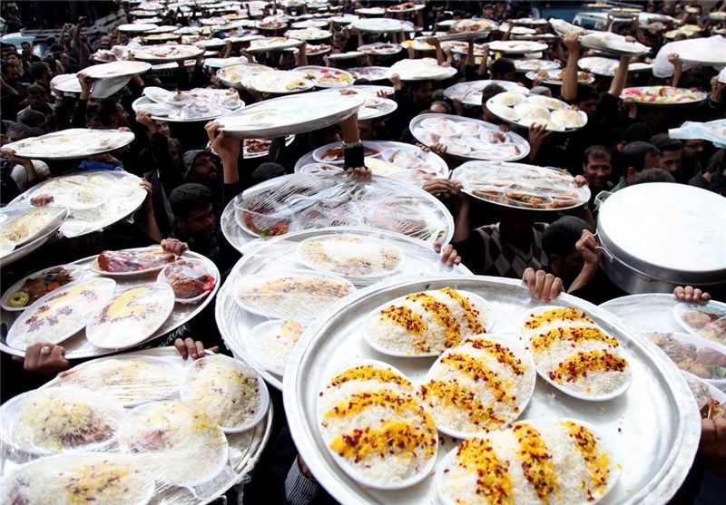آئین پخت و پخش غذای نذری در روستای اراضی مبارکه به روایت تصویر