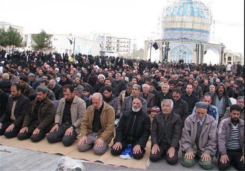 سوگواران حسینی استان اصفهان در ظهر عاشورا به نماز ایستادند+ تصاویر