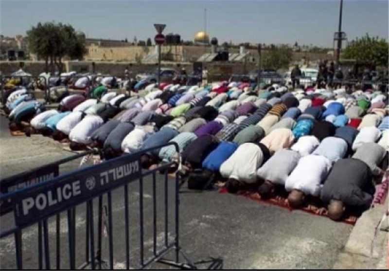 صدها فلسطینی نماز جمعه را در خیابان‌های قدس به جا آوردند