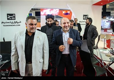 حسین گروسی عضو کمیسیون صنایع مجلس در غرفه خبرگزاری تسنیم