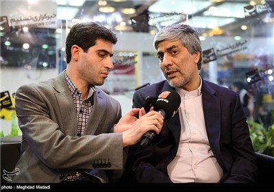 کیومرث هاشمی رئیس کمیته ملی المپیک در غرفه خبرگزاری تسنیم