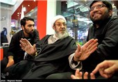 حجت‌الاسلام هادی غفاری فعال سیاسی اصلاح‌طلب در غرفه خبرگزاری تسنیم
