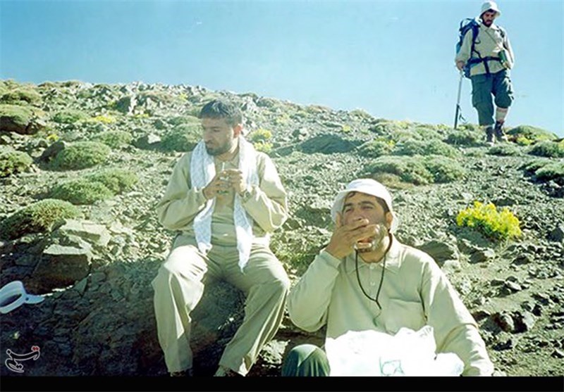 عکس منتشر نشده از کوهنوردی مشترک سرداران شهید حسن طهرانی مقدم و احمد کاظمی