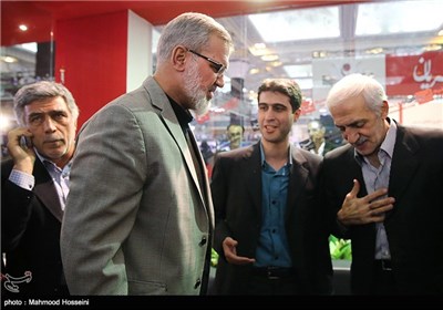 محمد دادکان و محمد رویانیان در غرفه خبرگزاری تسنیم