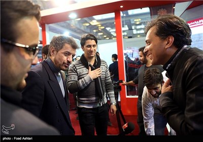 مجید اخشابی خواننده و محمود شهریاری مجری تلویزیون در غرفه خبرگزاری تسنیم