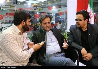 مجید اخشابی خواننده در غرفه خبرگزاری تسنیم