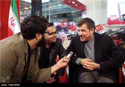 محمود شهریاری مجری تلویزیون در غرفه خبرگزاری تسنیم