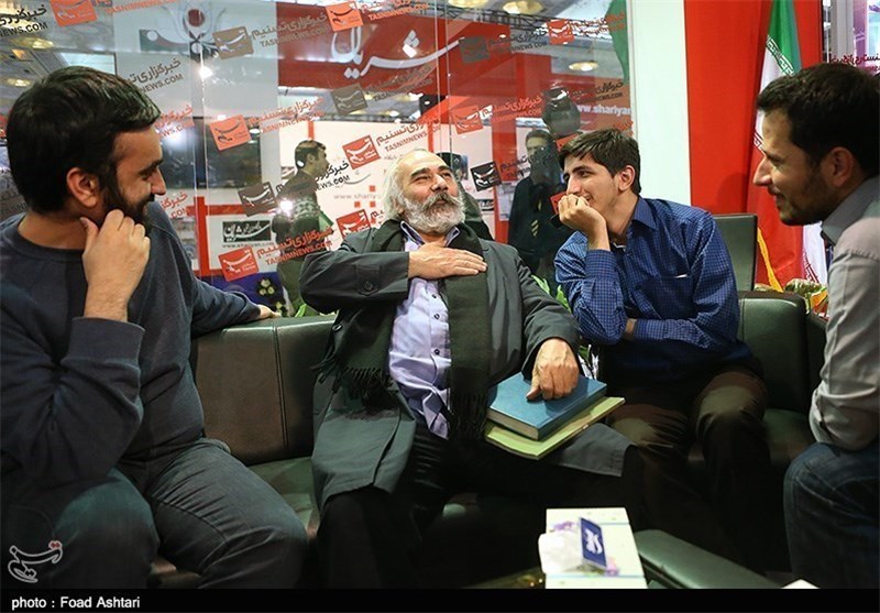 حضور یوسفعلی میرشکاک در غرفه خبرگزاری تسنیم در نمایشگاه مطبوعات