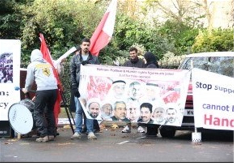 تحصن بحرینی ها در مقابل سفارت آل خلیفه در لندن + عکس