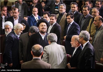 حجت الاسلام سیدحسن خمینی هنگام ورود به همایش ملی اعتدال