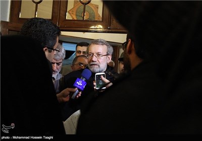 علی لاریجانی رئیس مجلس شورای اسلامی هنگام ورود به فرودگاه مشهد