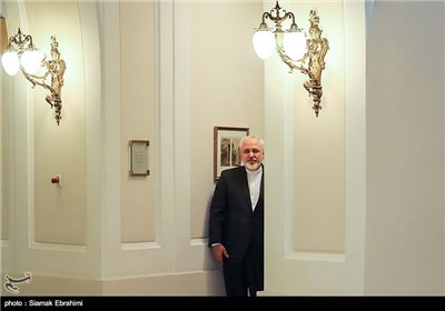 محمدجواد ظریف وزیر امور خارجه ایران هنگام ورود به محل دیدار سه جانبه با وزیر امور خارجه آمریکا و هماهنگ کننده گروه 1+5 - وین