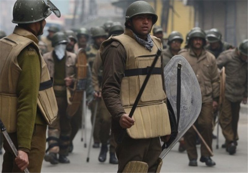 Indian, Pakistani Troops Trade Fire in Kashmir